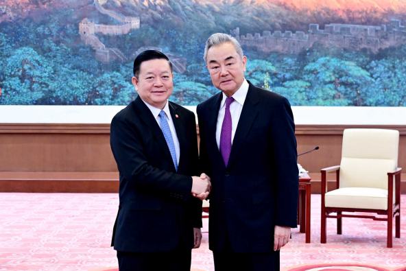 王毅外交部部長がカオ・キムホンASEAN事務総長と会談