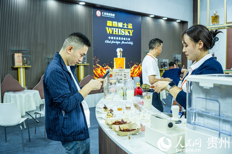 仁懐産の白酒が「大集合」した第15回中国（貴州）国際酒類博覧会の様子。（撮影・陽茜）