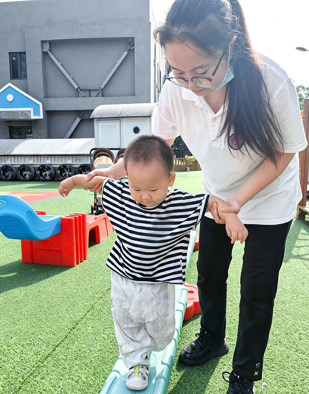 北京のある幼稚園で遊ぶ1歳半の子ども(2026年9月4日、撮影・肖迪)。