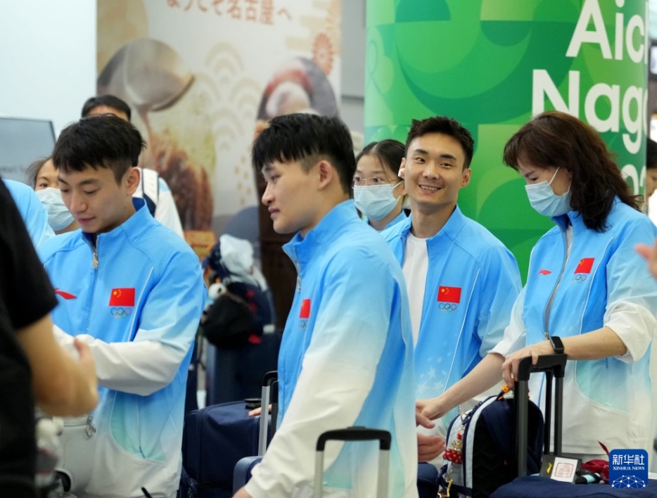名古屋に到着した体操競技に出場する孫煒選手（写真右から2人目）、蘭星宇選手（写真左から2人目）、鄒敬園選手（写真左、9月16日撮影・賈宇辰）。