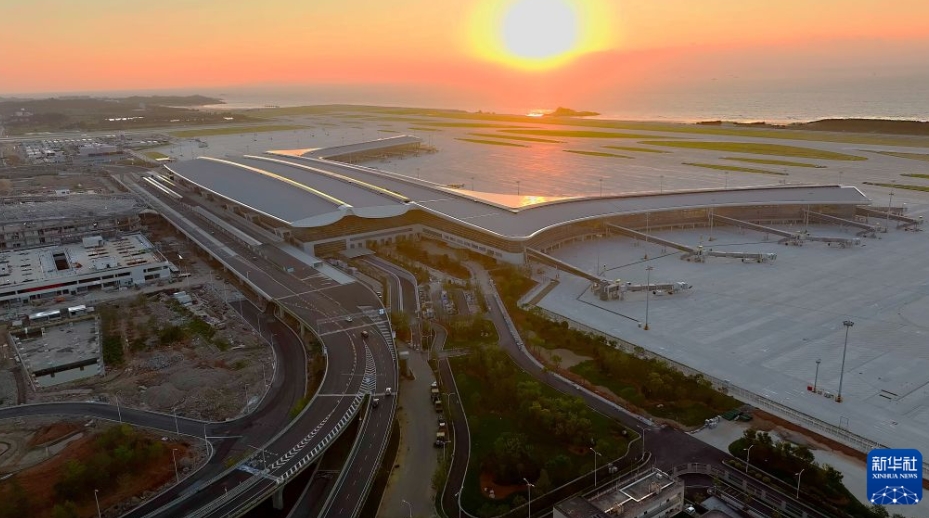 日の出をバックにした福州長楽国際空港第2ターミナル（資料写真）。