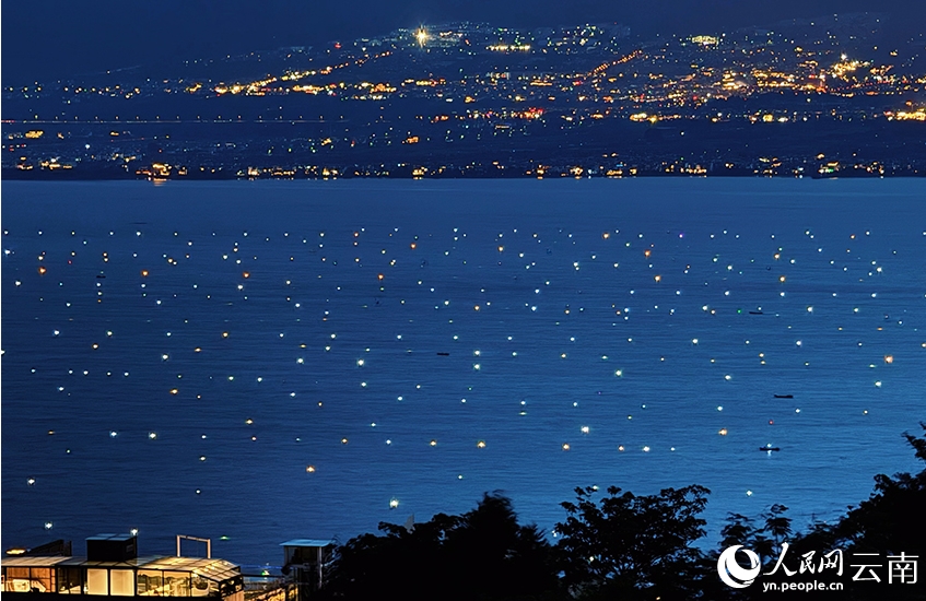 星空のように煌めく洱海の漁火　雲南省