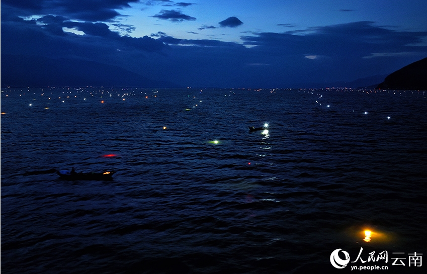 星空のように煌めく洱海の漁火　雲南省