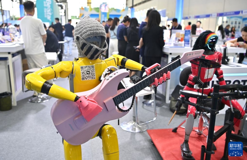 開催中の中国-ASEAN博はロボットが「特技を披露するステージ」