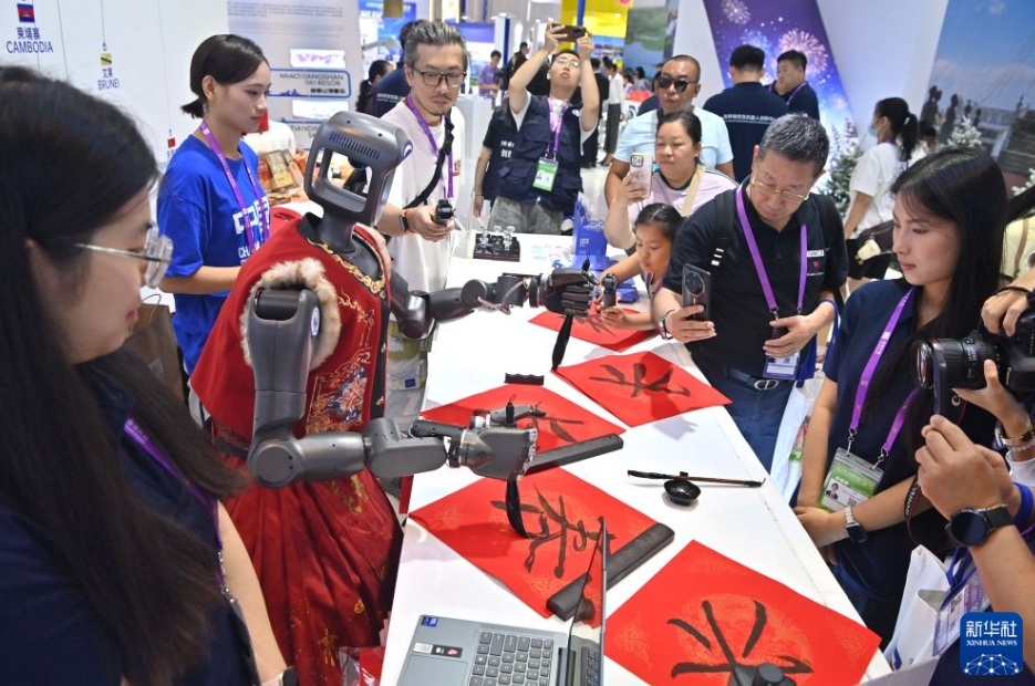 開催中の中国-ASEAN博はロボットが「特技を披露するステージ」