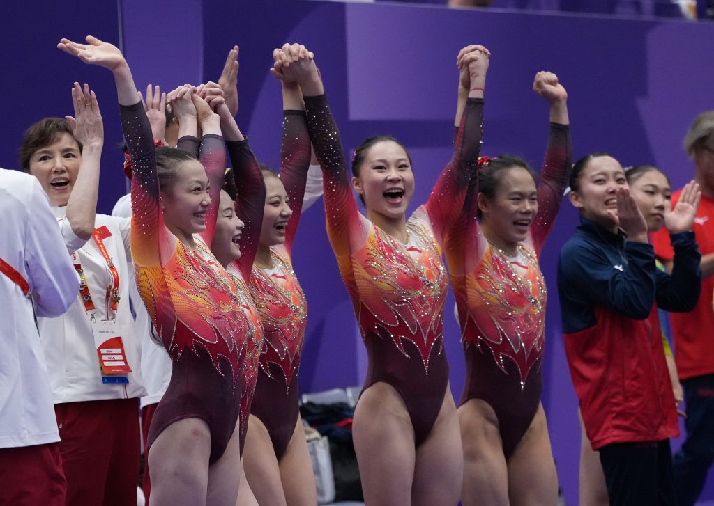 9月23日、体操女子団体で優勝した中国の選手ら。撮影・賈宇辰