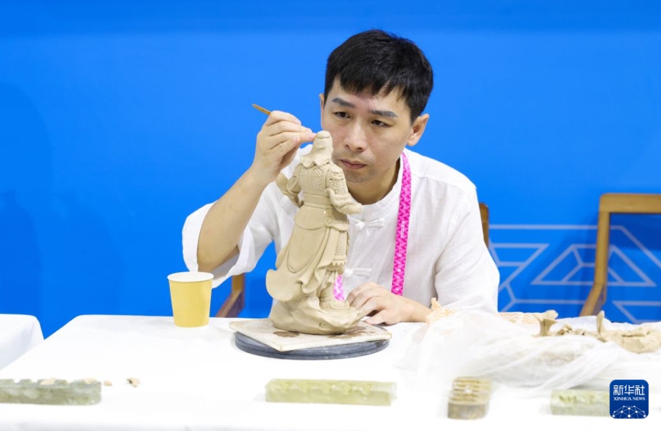 世界技能博物館で、「徳化白磁」の制作技法を披露する福建省の陶磁器芸術の大家である鄭建忠氏（9月23日撮影・王婧嬙）