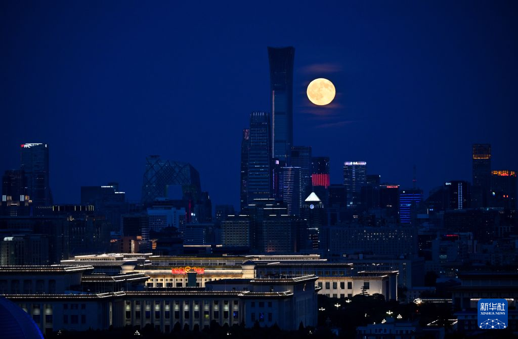 北京CBDの夜景と美しい調和を見せた満月（撮影・劉金海）。
