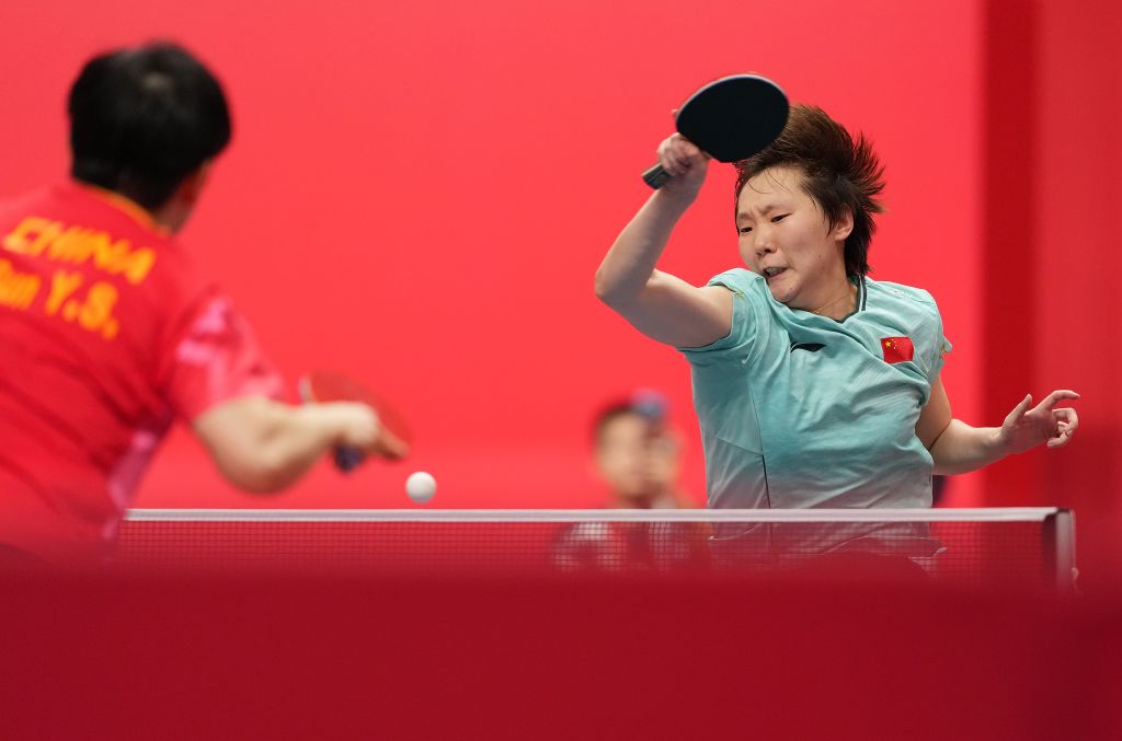 女子シングルス決勝で打ち返す王曼昱選手（写真右、9月27日撮影・王菲）。