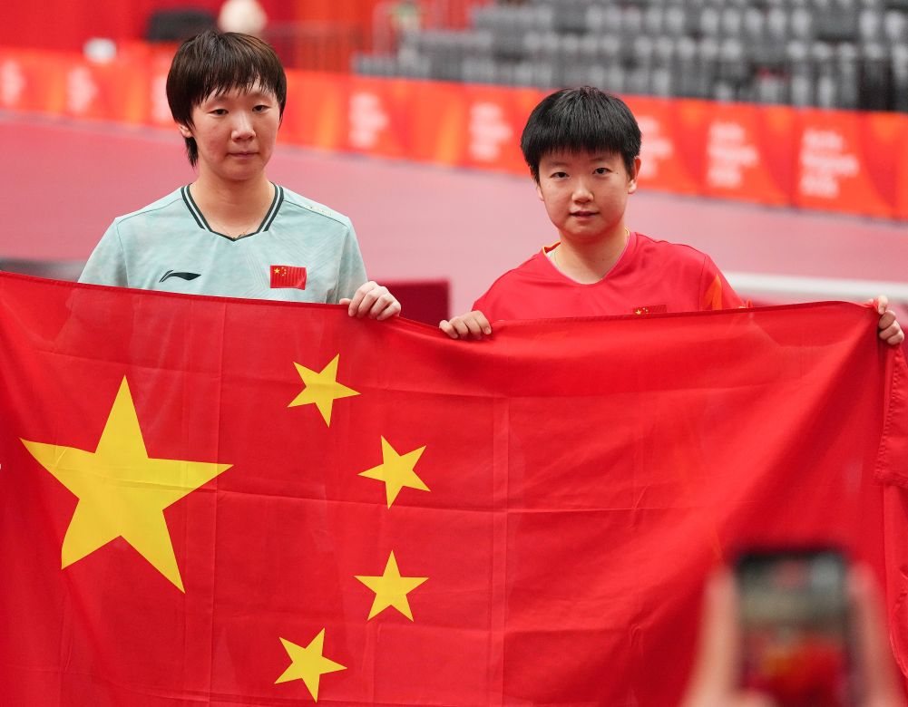 試合終了後、記念写真を撮影する王曼昱選手（写真左）と孫穎莎選手（9月27日撮影・王菲）。