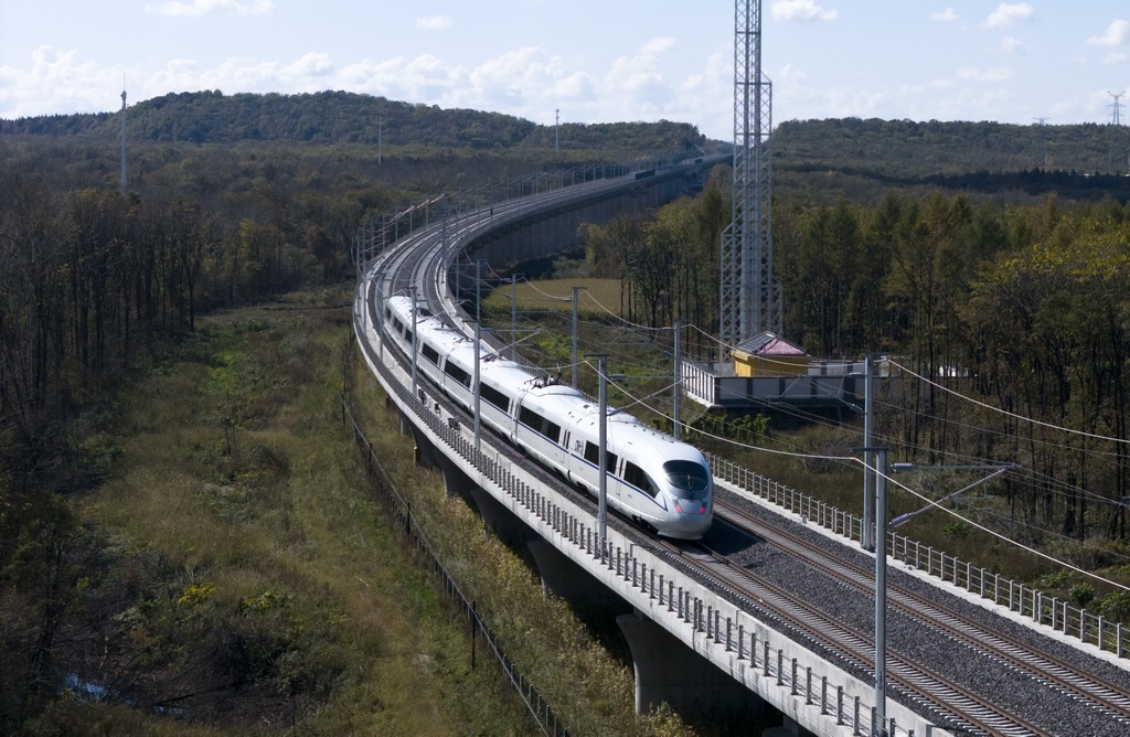 伊春市内を走行する哈伊高速鉄道の初発列車(9月28日ドローンによる撮影・王松)。