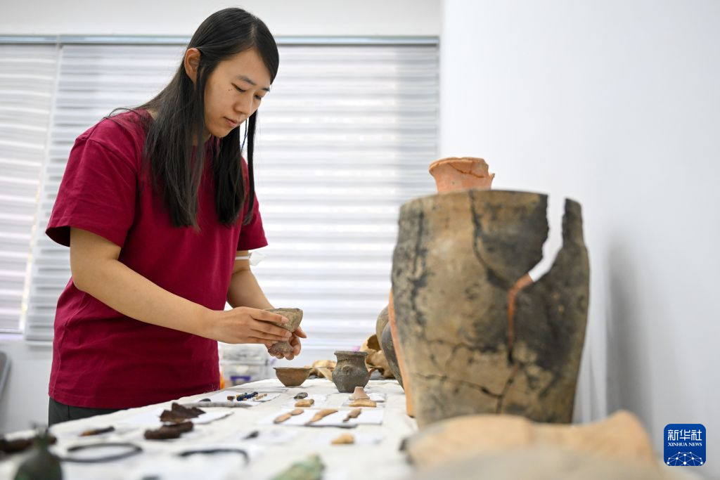 ウズベキスタン・ブハラにある中国・ウズベキスタン・ブハラ共同考古学チームの整理室で、出土した文化財を整理する考古学チームのメンバー（9月27日撮影・包諾敏）。