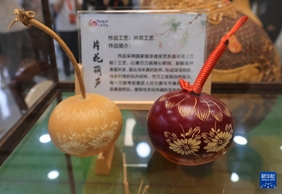山東省聊城市東昌府区堂邑鎮で撮影したひょうたんの工芸品（9月28日撮影・殷剛）。