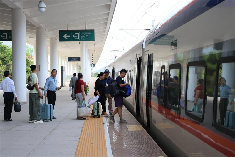 中国ラオス鉄道、ボーテンとビエンチャン結ぶ都市間列車を初運行　日帰りが可能に