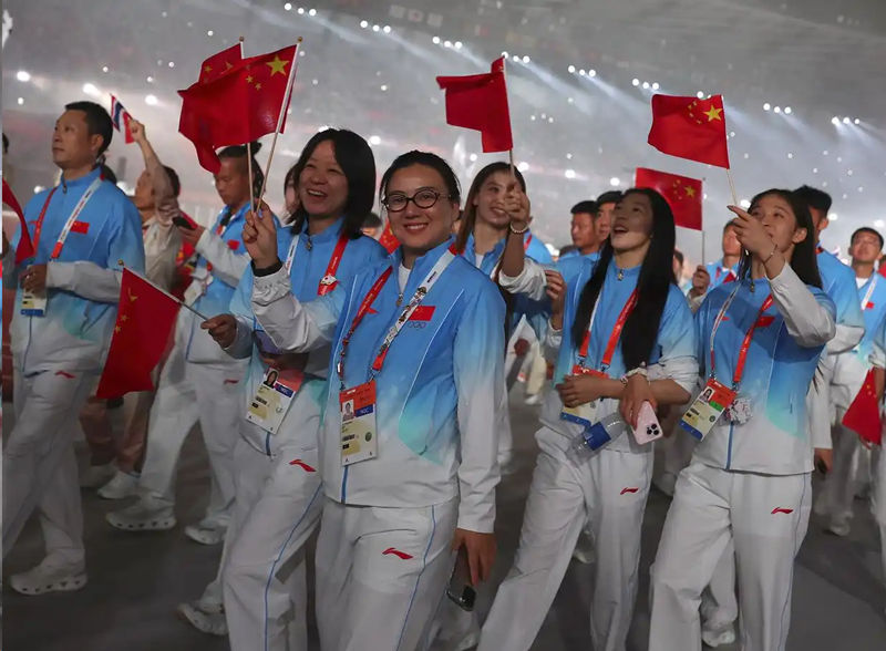 10月4日、閉会式に登場した中国選手団（撮影・賈浩成）。
