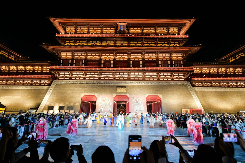 城内入場の儀式（写真提供は洛陽市委員会宣伝部）。