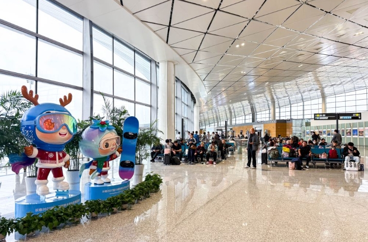 長春竜嘉国際空港の搭乗ロビーに設置された冬季ユニバーシアード公式マスコットのオブジェ（撮影・顔麟蘊）。