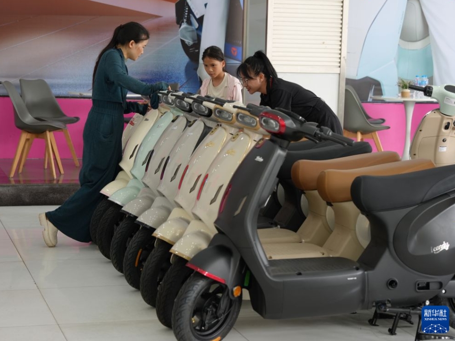 ベトナム・バクニン省にある雅迪の販売店で、電動二輪車をチェックする買物客（7月7日撮影・劉穎）。