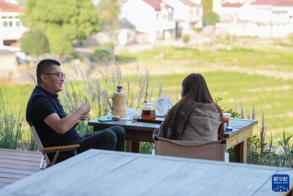 廬江県の農村茶房で、休日を楽しむ観光客（10月14日撮影・杜宇）。