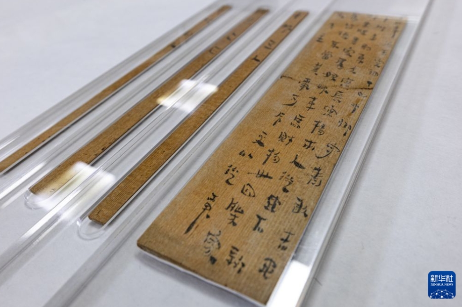 保護処理が施された西漢鳳凰地漢簡（10月19日撮影・肖芸九）。