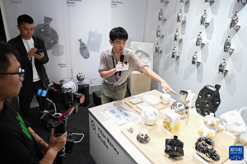 第13回嘉徳芸術ウィークで、出展作品を紹介する出展業者のスタッフ（10月20日撮影・陳鐘昊）。