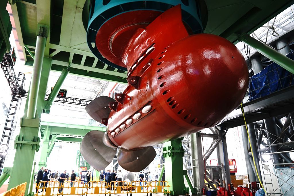 10月20日、中国の実船に搭載される大出力の極地砕氷型ポッド推進器が上海でラインオフした。撮影・張建松