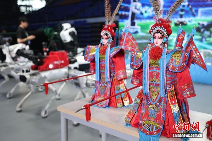 会場で展示された江蘇省演芸集団のデジタル芸術団「艾鳎」の戯曲ロボット。ロボットと伝統演劇を深く融合させ、現代技術によって伝統文化に新たな活力を吹き込んでいる。撮影・泱波