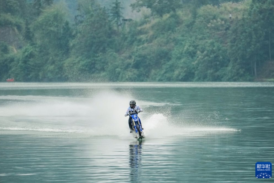 張雪氏、「バイクでの水上滑走」でギネス記録を更新