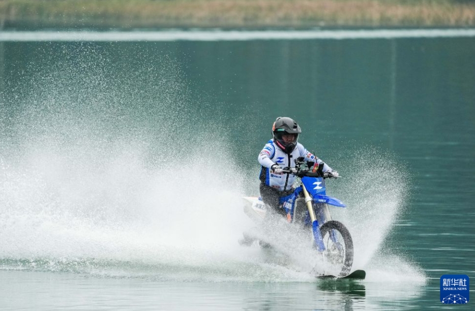 張雪氏、「バイクでの水上滑走」でギネス記録を更新