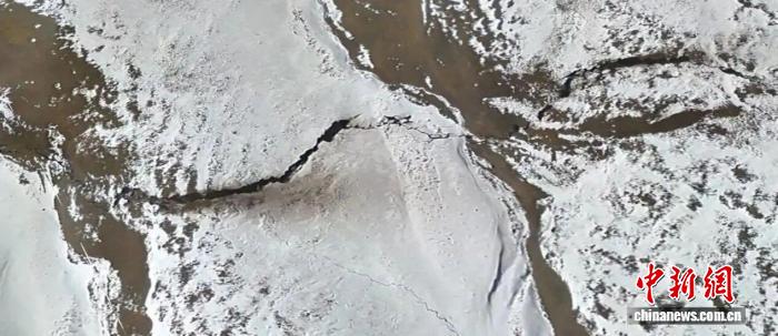 西蔵自治区巴青県で発生したマグニチュード7.0の地震による地表断裂の高精細ドローン映像。画像提供:中国地震局