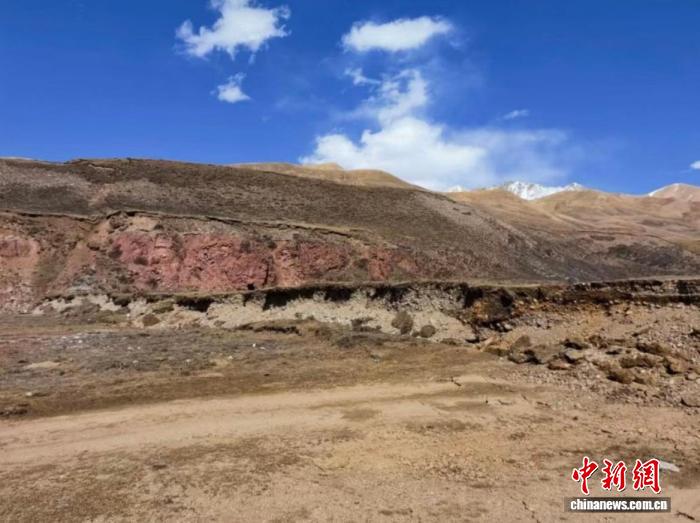 西蔵自治区巴青県で発生したマグニチュード7.0の地震による地表断裂。画像提供:中国地震局