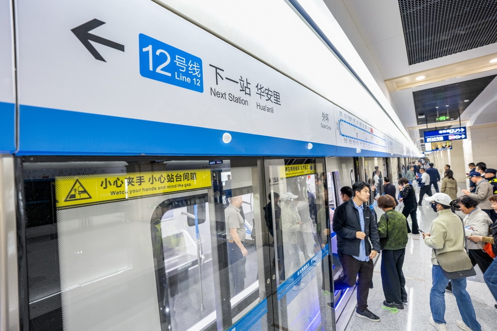 漢口駅北広場駅で、武漢地下鉄12号線の列車に乗り込む市民（10月29日撮影・肖芸九）