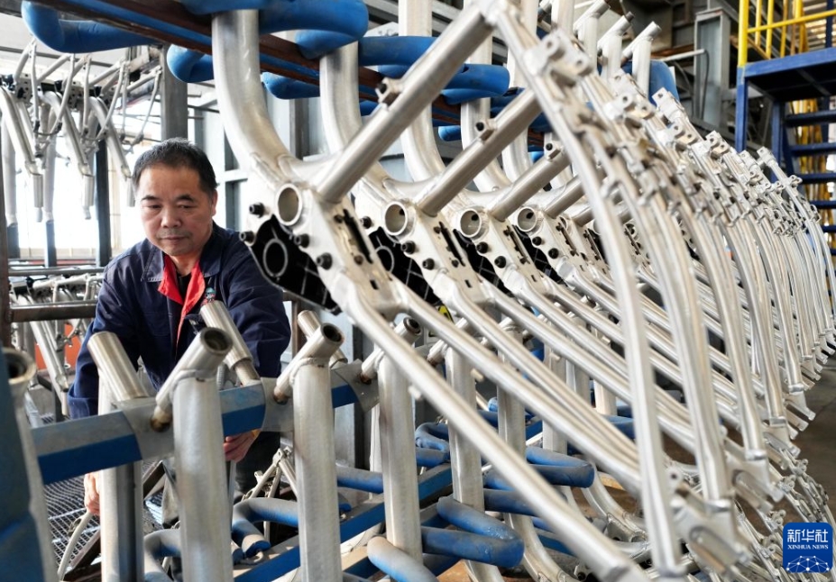 唐山市芦台経済開発区にある自転車部品メーカーの工場で、生産業務に携わる作業員（10月28日撮影・楊世堯）