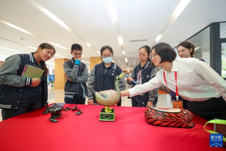 陶磁器破片の接合方法を生徒に説明する上海博物館の職員（10月29日撮影・王翔）
