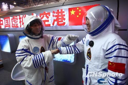 出入り口では宇宙服を着た青年が注目を集めていた。