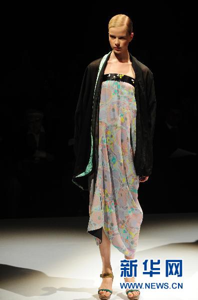 日本ファッションウィーク Araisaraが11年春夏のファッションを発表