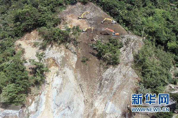台湾の蘇花公路地滑り現場で懸命の捜索活動