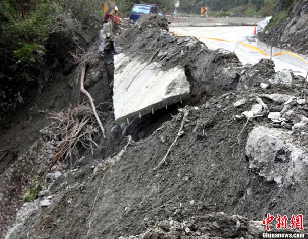 蘇花道路の陥没被害現場　観光バスが土石流中に