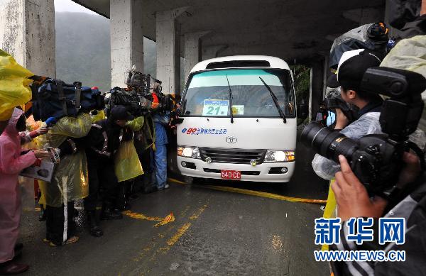行方不明の観光客家族代表が蘇花公道の土砂崩れ現場に到着