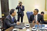 1月4日、ワシントンのホワイトハウスで中国の楊潔チ外交部長（前列左）と会見するオバマ大統領（前列右）