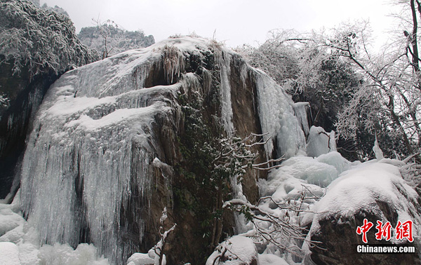 江西省宜春明月山で瀑布が冻结