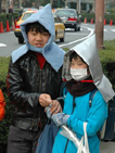 東京　防災頭巾姿で登校する子供たち