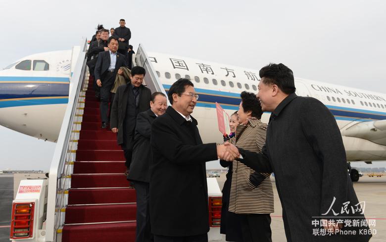 新疆の「十八大」代表は5日午後北京に到着し、大きな歓迎を受けた。