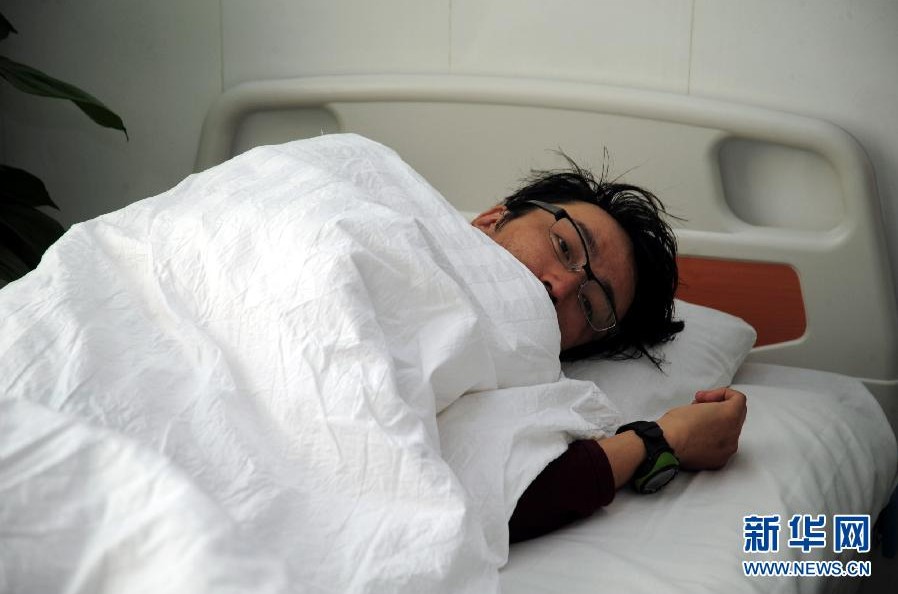 救助された中国人ガイドの明平銘さん。懐来県の病院で検査を受ける＝11月6日