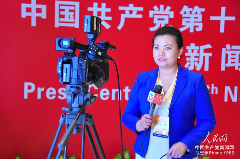 リポートと撮影を1人でこなして第18回党大会の盛況を報道する「米国中文網」の記者