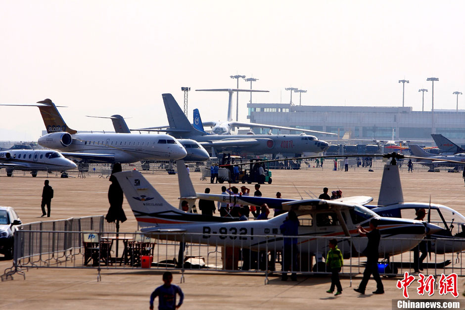 多くの国の飛行機が第9回中国国際航空宇宙博覧会に