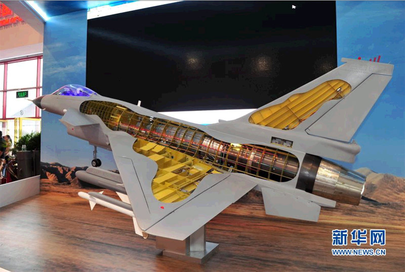 中航工業の展示エリアに展示された殲10戦闘機内部の航空システム（13日撮影）。