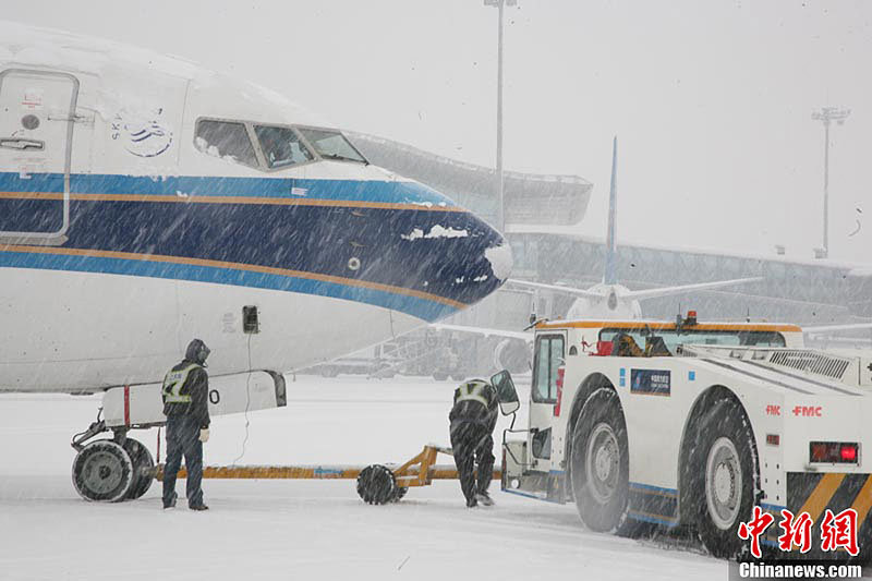 烏魯木斉空港　大雪で多くの航空便が欠航・遅延