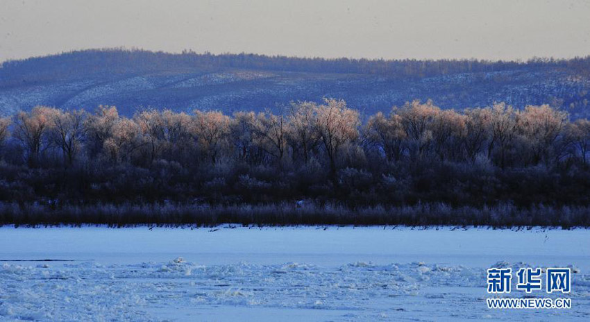 21日に撮影された黒竜江省呼瑪県内の黒竜江河畔の樹氷の景色。
