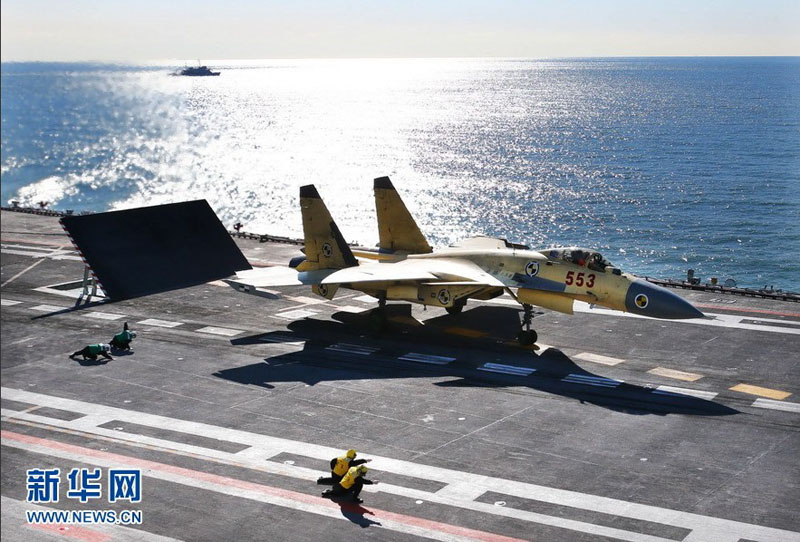 中国の空母、艦載機の離着艦訓練に成功 (10)